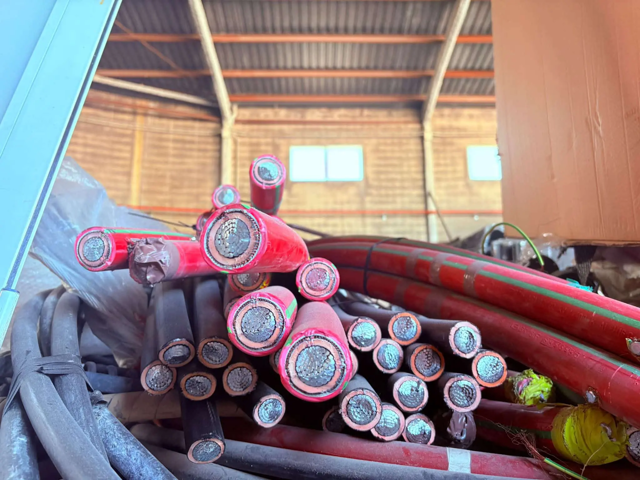 Almacén organizado con contenedores de chatarra