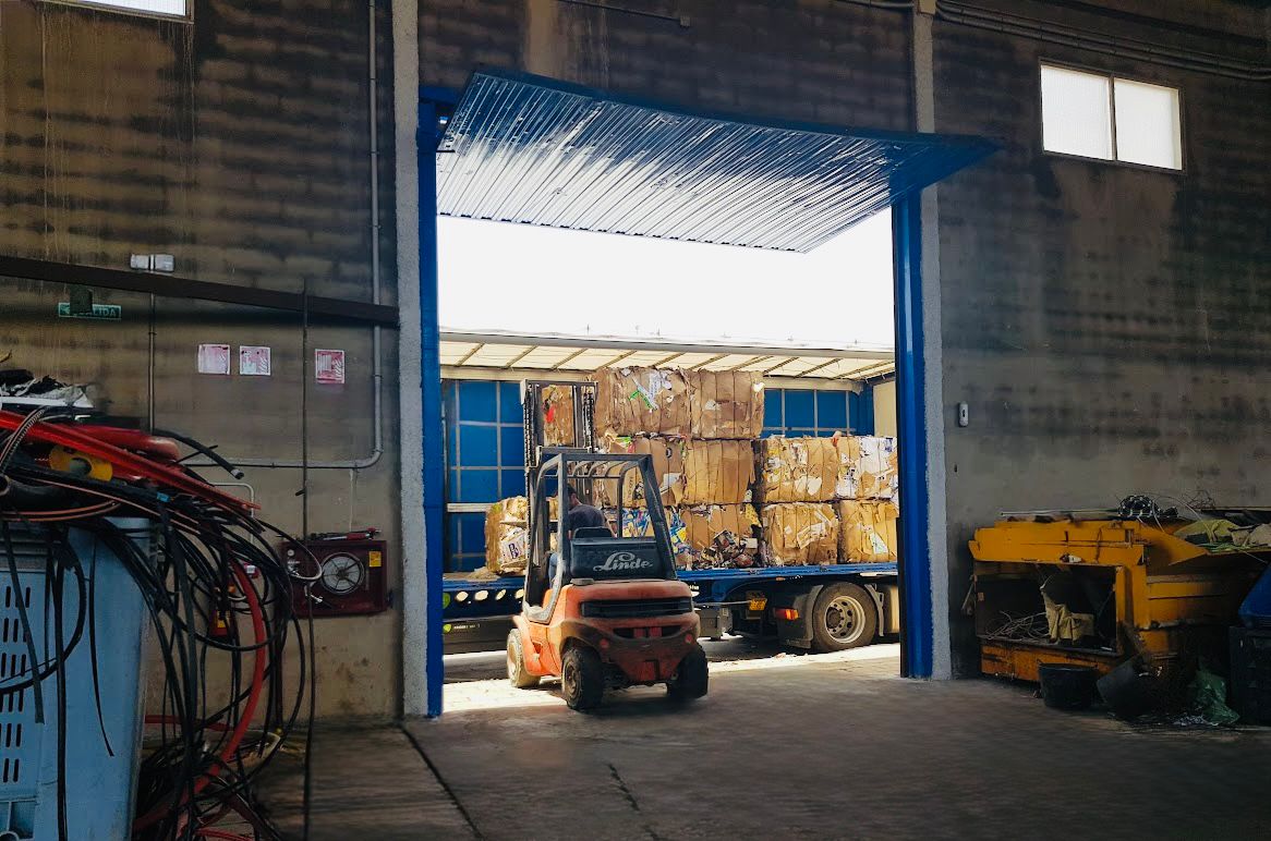 Trabajadores procesando chatarra en instalaciones